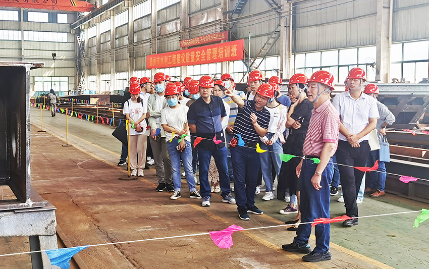 參觀2.jpg 參觀2.jpg